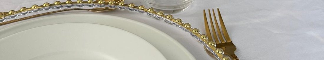 Table dressée avec la vaisselle dorée